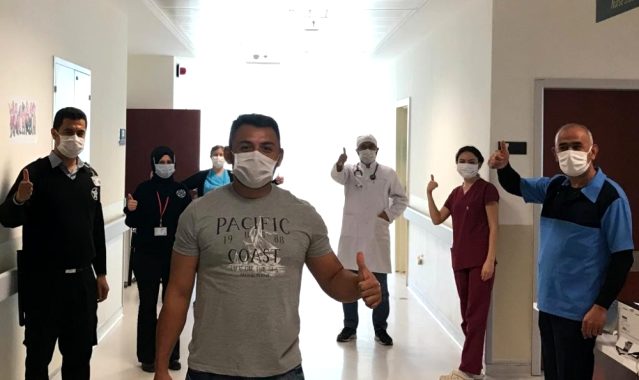 Antalya'da korona virüsü yenen hasta alkışlarla taburcu edildi