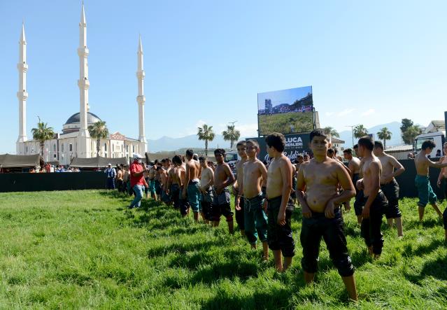 Antalya'da Kovid-19 tedbirleri kapsamında seyircisiz düzenlenen 22. Kumluca Yağlı Güreşleri başladı