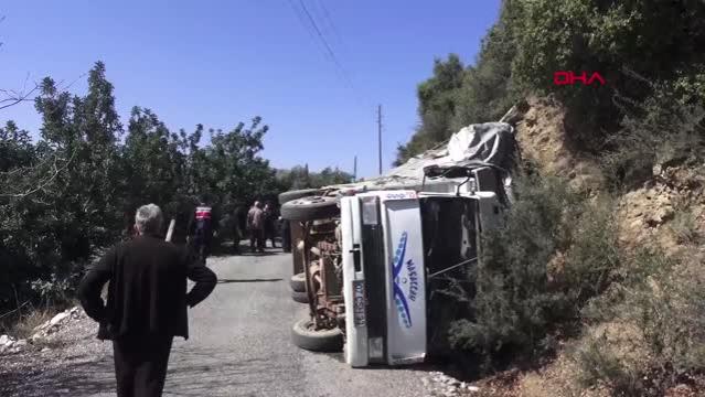  ANTALYA ' DA Küçükbaş hayvan taşınan kamyon devrildi