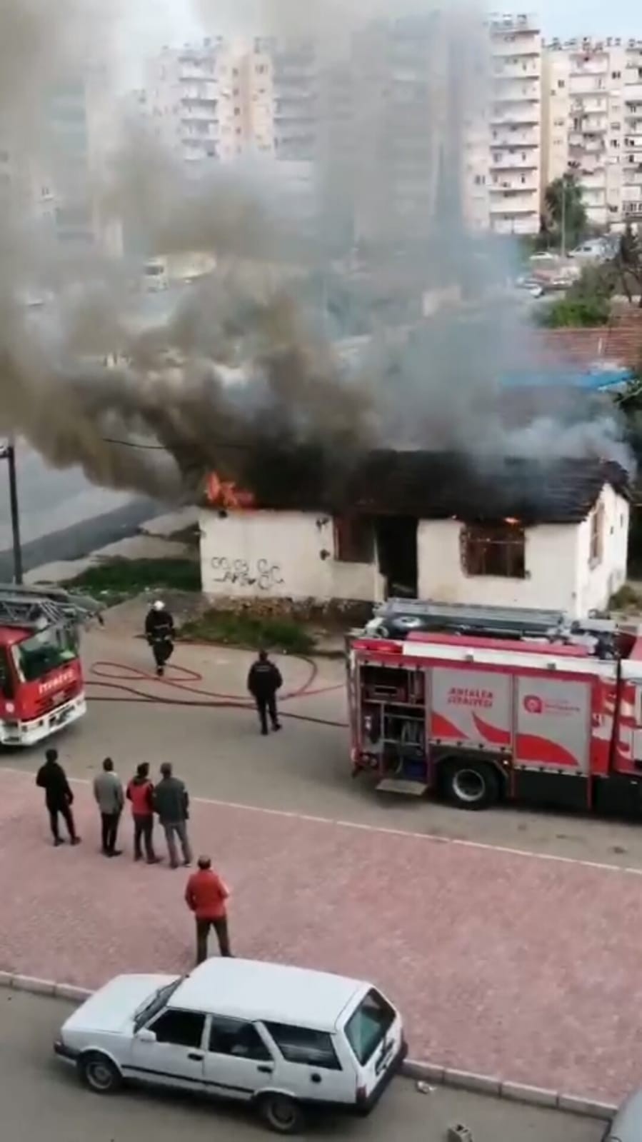 Antalya’da kullanılmayan metruk binada çıkan yangın büyümeden söndürüldü.