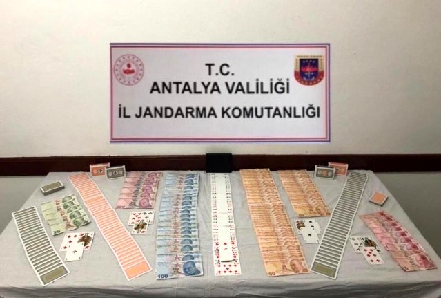 Antalya'da kumar oynayan 7 şahsa 33 bin lira ceza