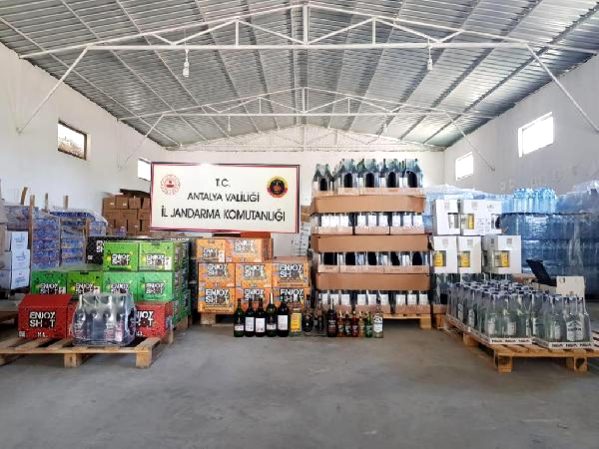 Antalya'da meşrubat firması deposunda sahte içki ve alkol ele geçirildi