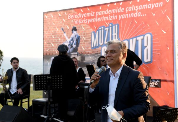 Antalya’da Muratpaşa Belediyesi, covid-19 pandemisi nedeniyle zor bir yıl geçiren şehrin müzisyenlerini kent sakinleriyle buluşturuyor.