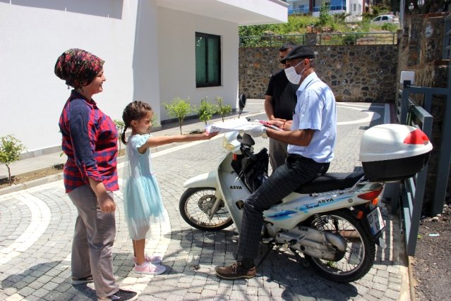 Antalya'da öğretmenden öğrencilerine motosikletiyle ödev servisi
