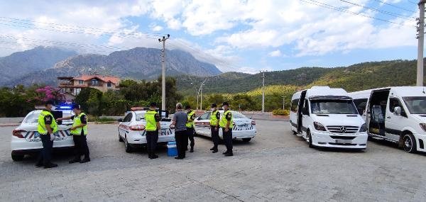 Antalya'da okul servisi şoförlerine yönelik uyuşturucu ve alkol testi yapıldı