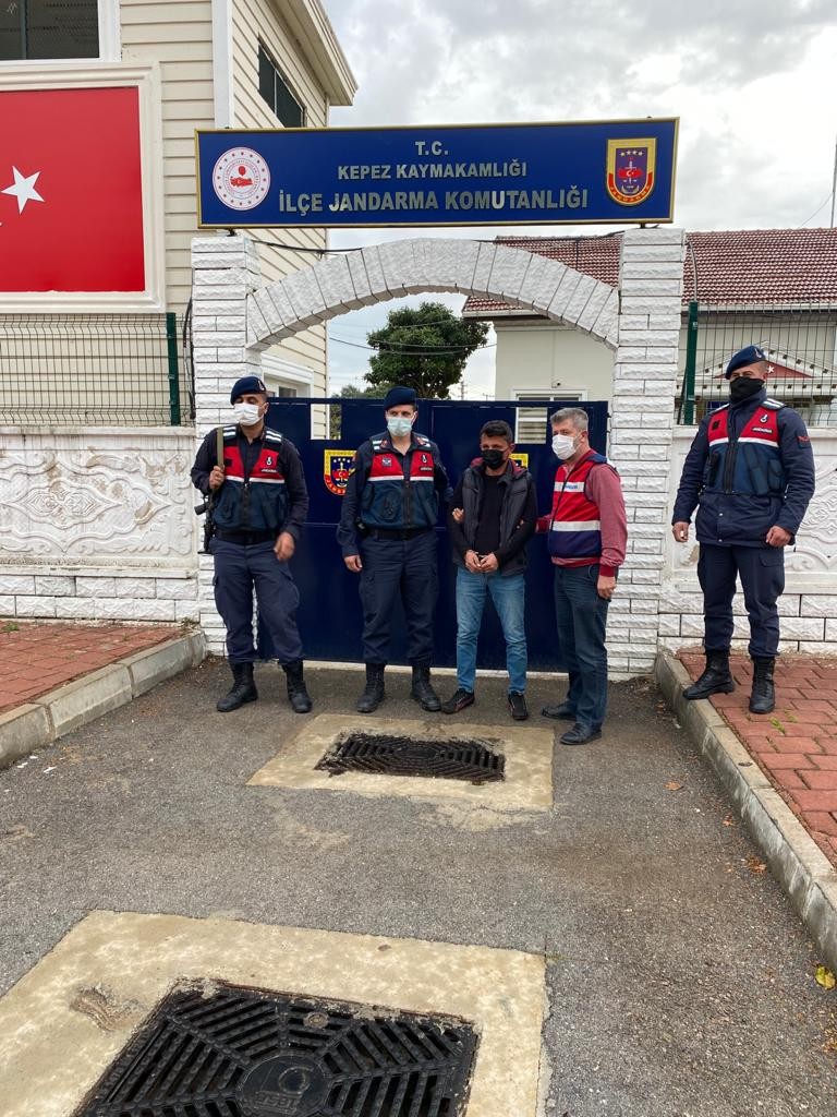 Antalya’da ormanlık alanda bir kadına cinsel tacizde bulunduğu iddia edilen şüpheli, jandarma ekipleri tarafından evinde yakalandı