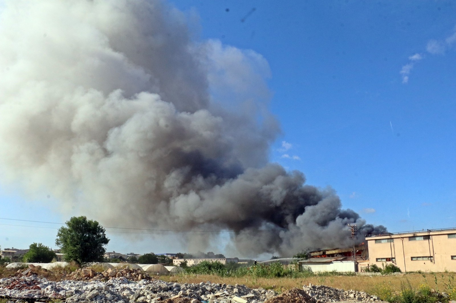 Antalya’da otel ekipmanları satan bir firmaya ait depoda büyük yangın çıktı