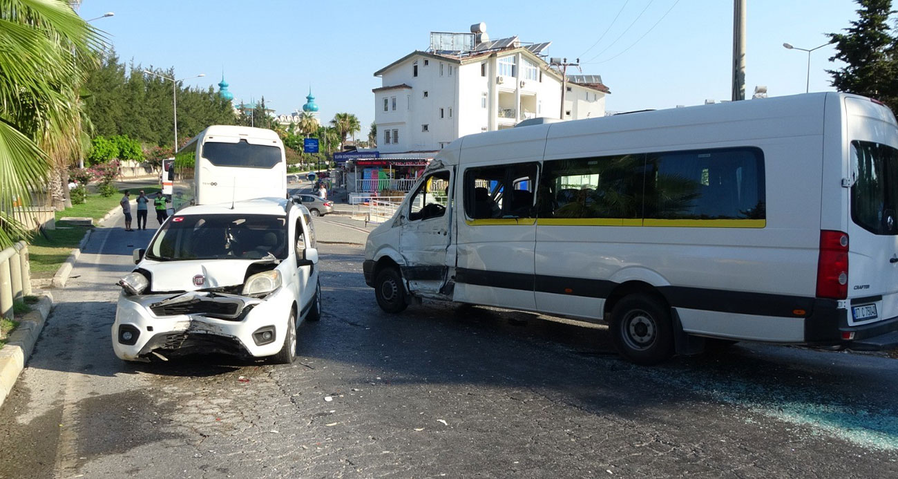 Antalya’da otel servis otobüsü 2 araca çarptı