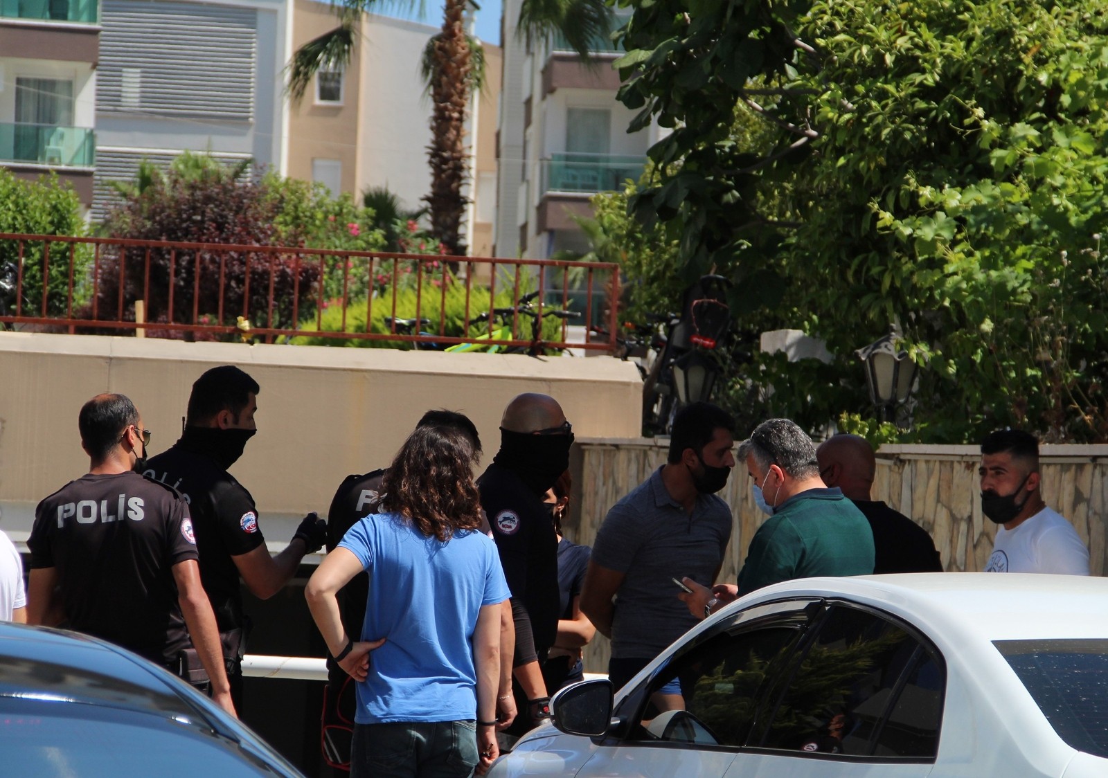 Antalya’da pandemi kurallarının ihlal edildiği iddia edilen lüks rezidansa polis baskını