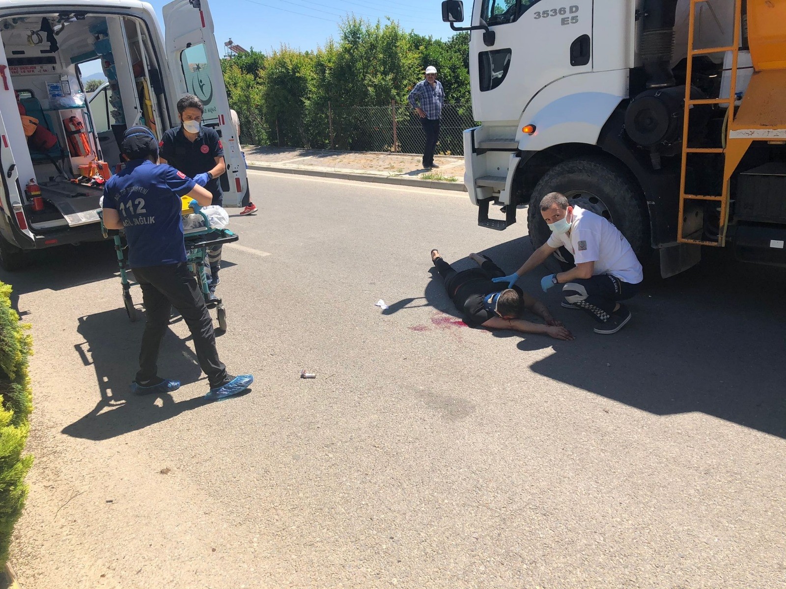 Antalya’da park halindeki kamyona otomobiliyle çarpan sürücü yaralandı.