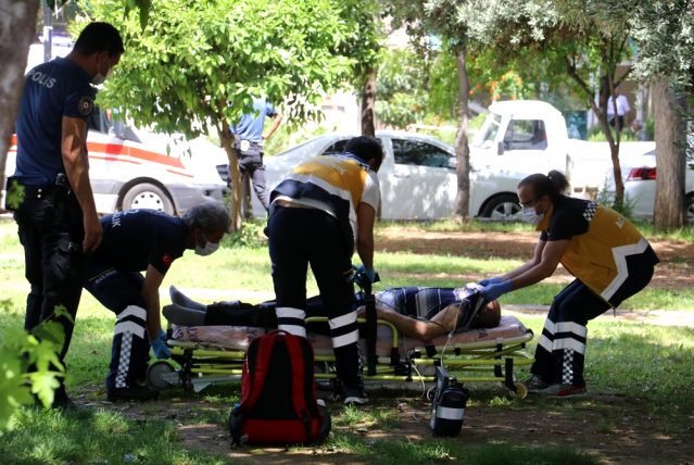 Antalya'da Parkta hareketsiz yatan adamın başında 