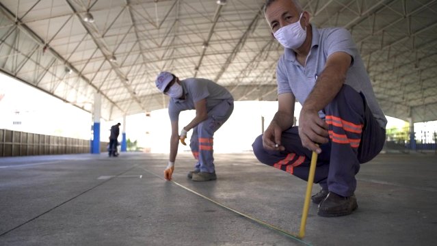 Antalya'da pazar yerlerinde sosyal mesafeli cuma namazı hazırlığı