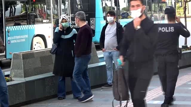 Antalya'da PTT önündeki örnek sosyal mesafeli yoğunluk