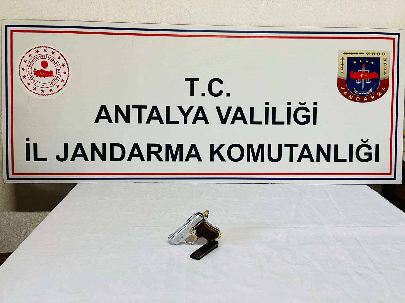 Antalya’da rutin yol kontrolleri sırasında durdurulan bir otobüste ruhsatsız tabanca ele geçirildi