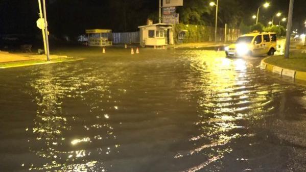 Antalya'da sağanak nedeniyle birçok iş yerini su bastı