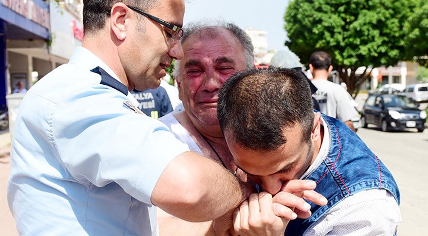 Antalya'da sahibi olduğu dükkanın 30 bin lirayı bulan kirasının ödenmediğini iddia eden Halil Arslan, işyeri önünde benzinle kendini yakmaya kalkıştı.