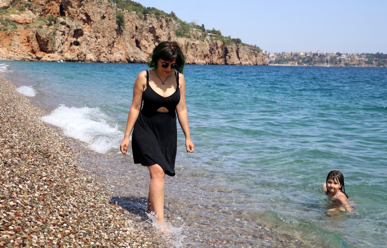 Antalya’da sahiller kısıtlamadan muaf turistlere kaldı.