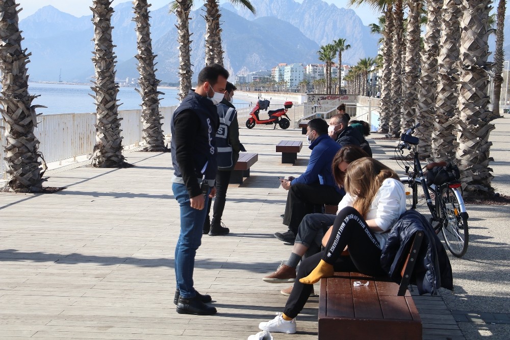  Antalya’da sahiller korona virüs tedbirlerinden muaf tutulan turistlere kaldı