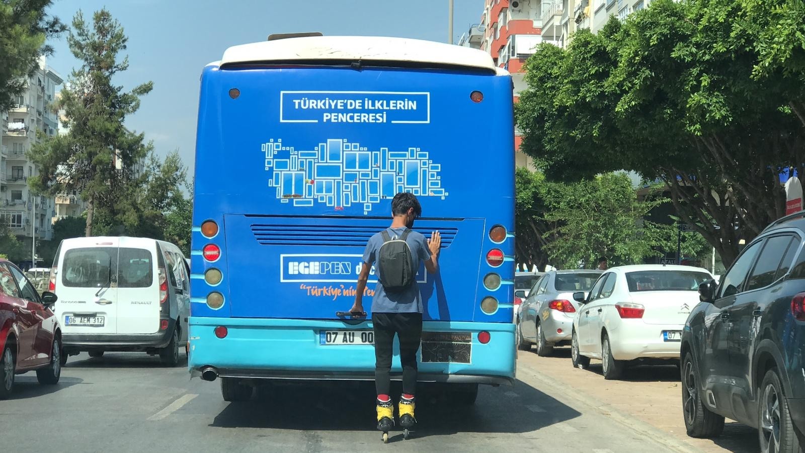 Antalya’da, seyir halindeki özel halk otobüsüne tutunarak ilerleyen patenli gencin tehlikeli yolculuğu