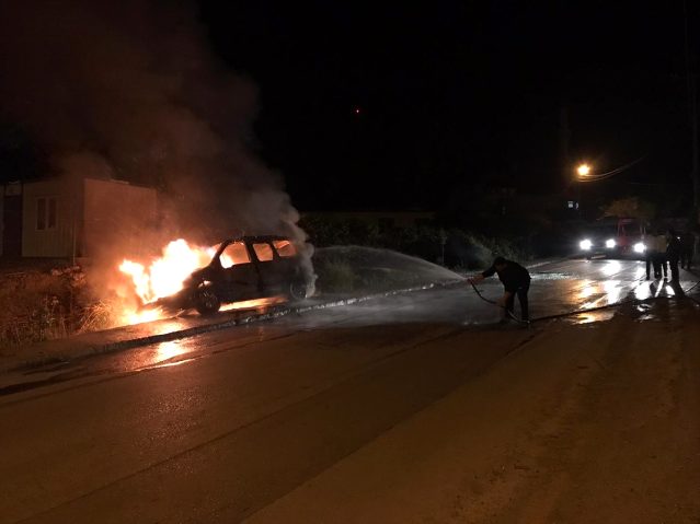 Antalya'da seyir halindeyken yanmaya başlayan hafif ticari araç korkuttu