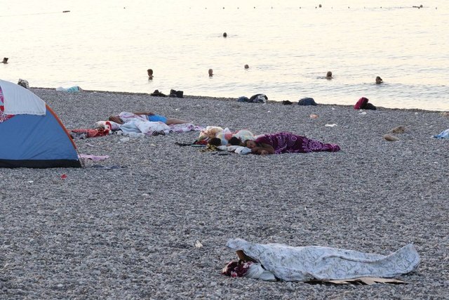 Antalya'da sıcak hava! Uyuyamayanlar sahile akın etti