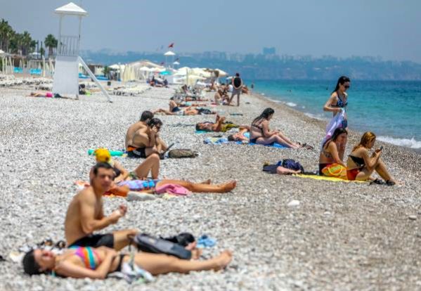 Antalya'da sıcaktan bunalanlar denizde ve kanallarda yüzdü