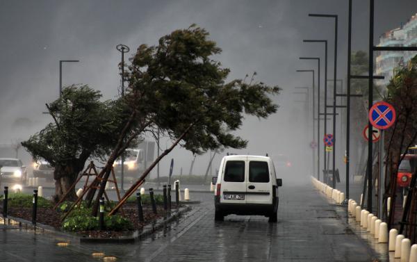 Antalya'da şiddetli fırtına yüzünden  uçak seferleri durdu