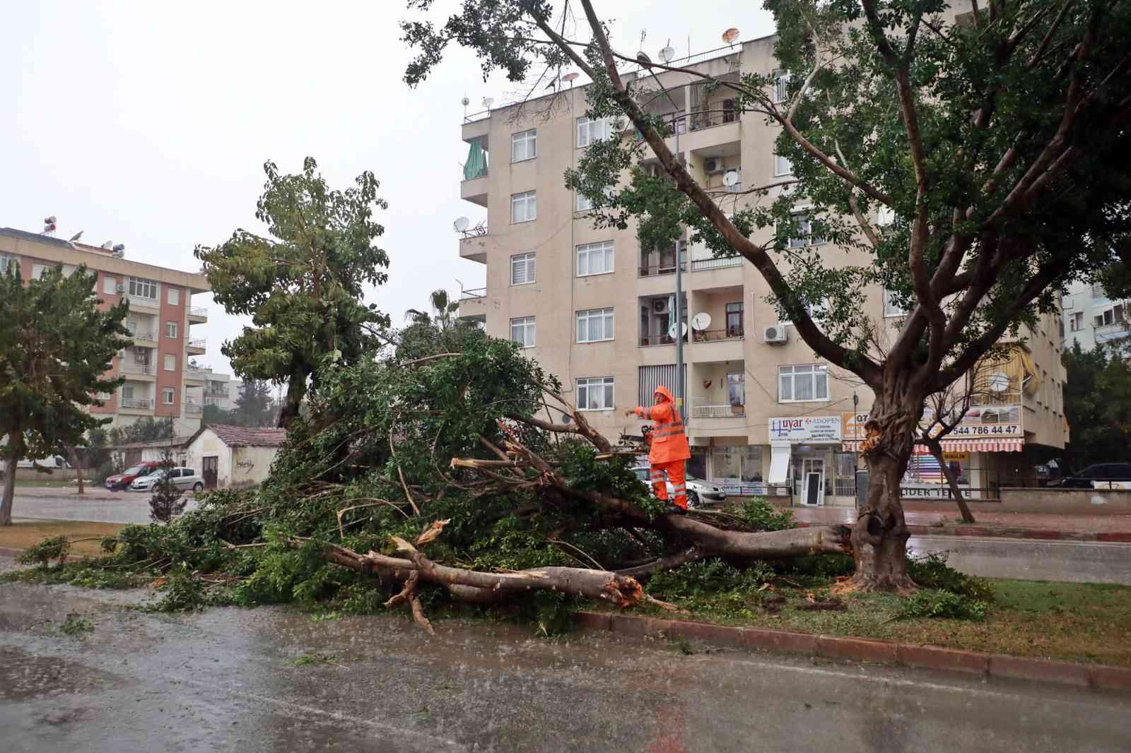 Antalya’da şiddetli rüzgar ve sağanak etkisini devam ettiriyor