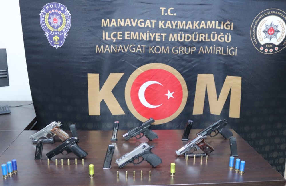 Antalya’da silah ticareti yapan bir kişinin sevgilisinin evinde sakladığı silahlar, polisin düzenlediği baskınla ele geçirildi