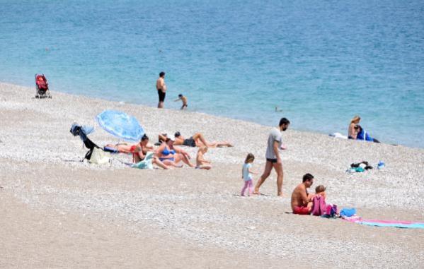 ANTALYA'da, sokağa çıkma kısıtlaması nedeniyle sessizlik hakim olurken, dünyaca ünlü Konyaaltı plajı turistlere kaldı