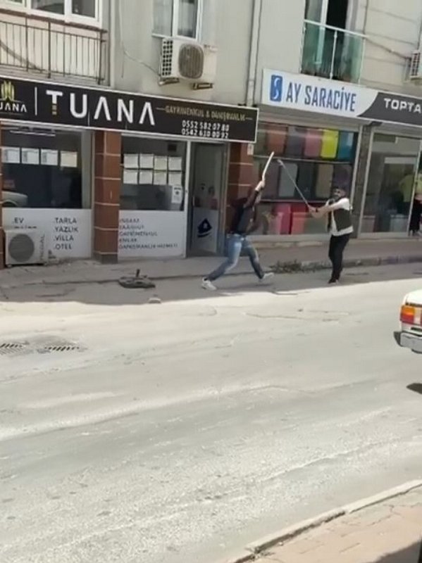 Antalya’da sokak ortasında taşlı sopalı kavga