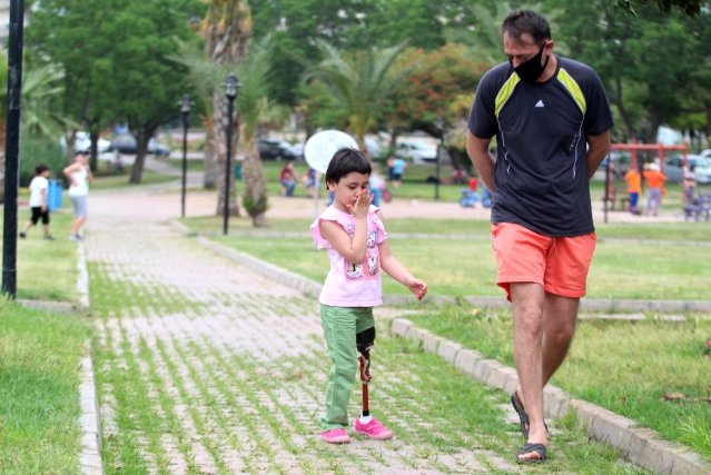 Antalya'da sol bacağını kaybeden küçük Özge de ilk kez sokağa çıktı