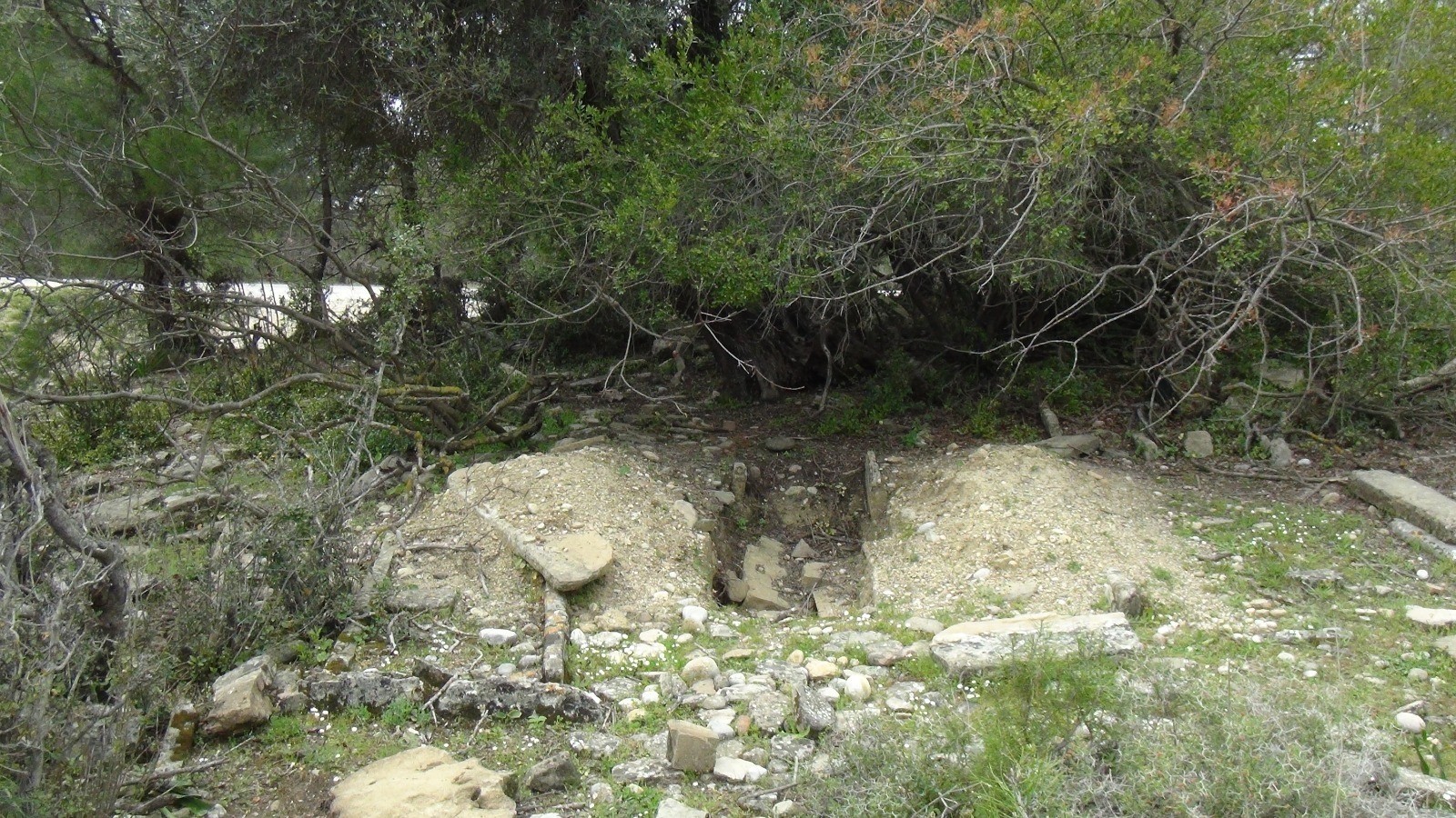 Antalya’da tarihi mezarlar kimliği belirsiz kişilerce tahrip ediliyor.