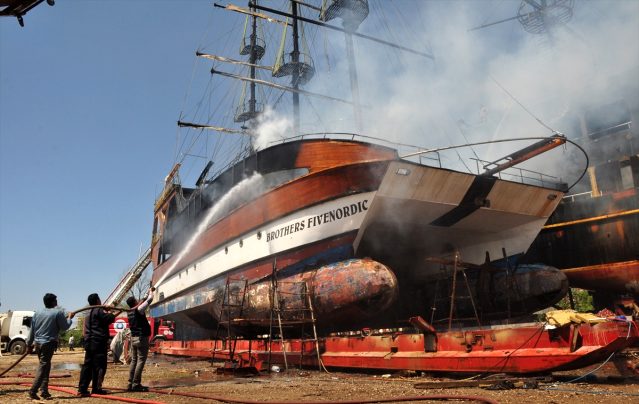 Antalya'da tersanedeki katamaranda çıkan yangın söndürüldü