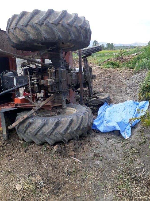 Antalya'da traktör şarampole devrildi anne öldü, 2 kızı yaralandı