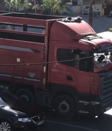 Antalya'da üst geçitte bağlı bulunduğu yerden kopan elektrik kablosu, seyir halindeki hafriyat kamyonunun üstüne düştü