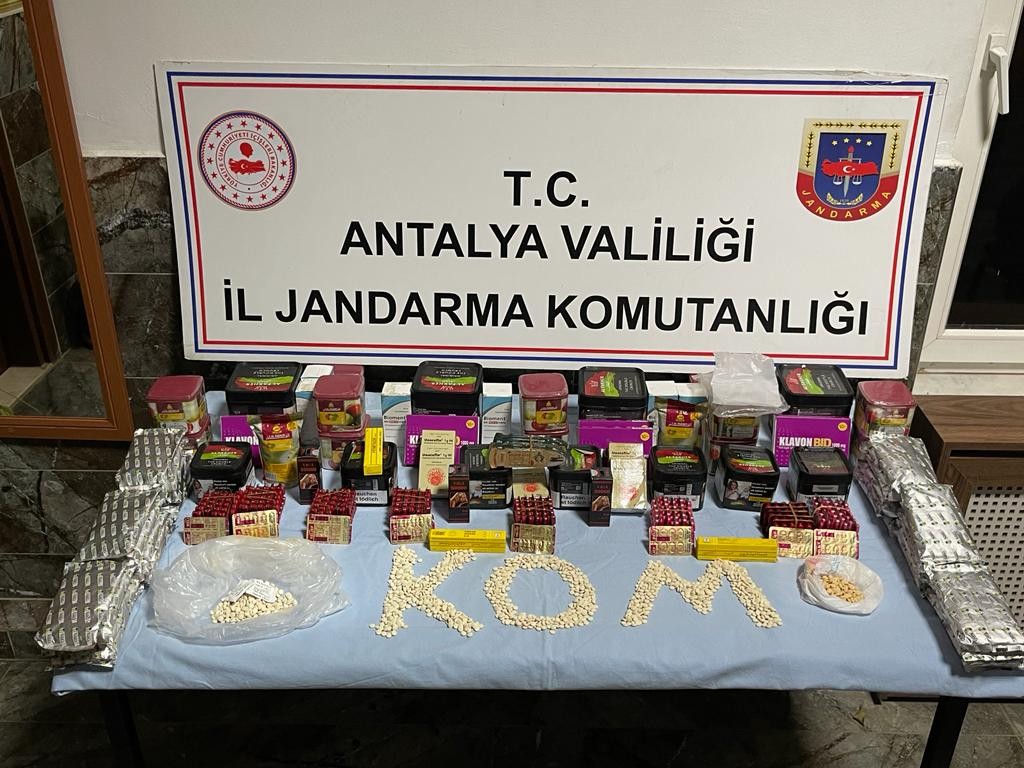 Antalya'da uyuşturucu ve kaçak tütün operasyonu
