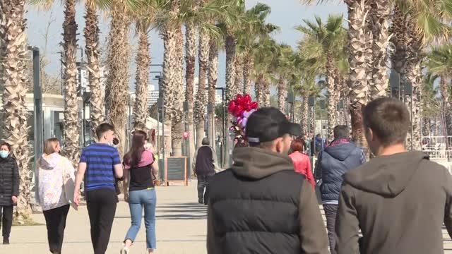 Antalya'da vatandaşlar güneşli havanın keyfini çıkardı.