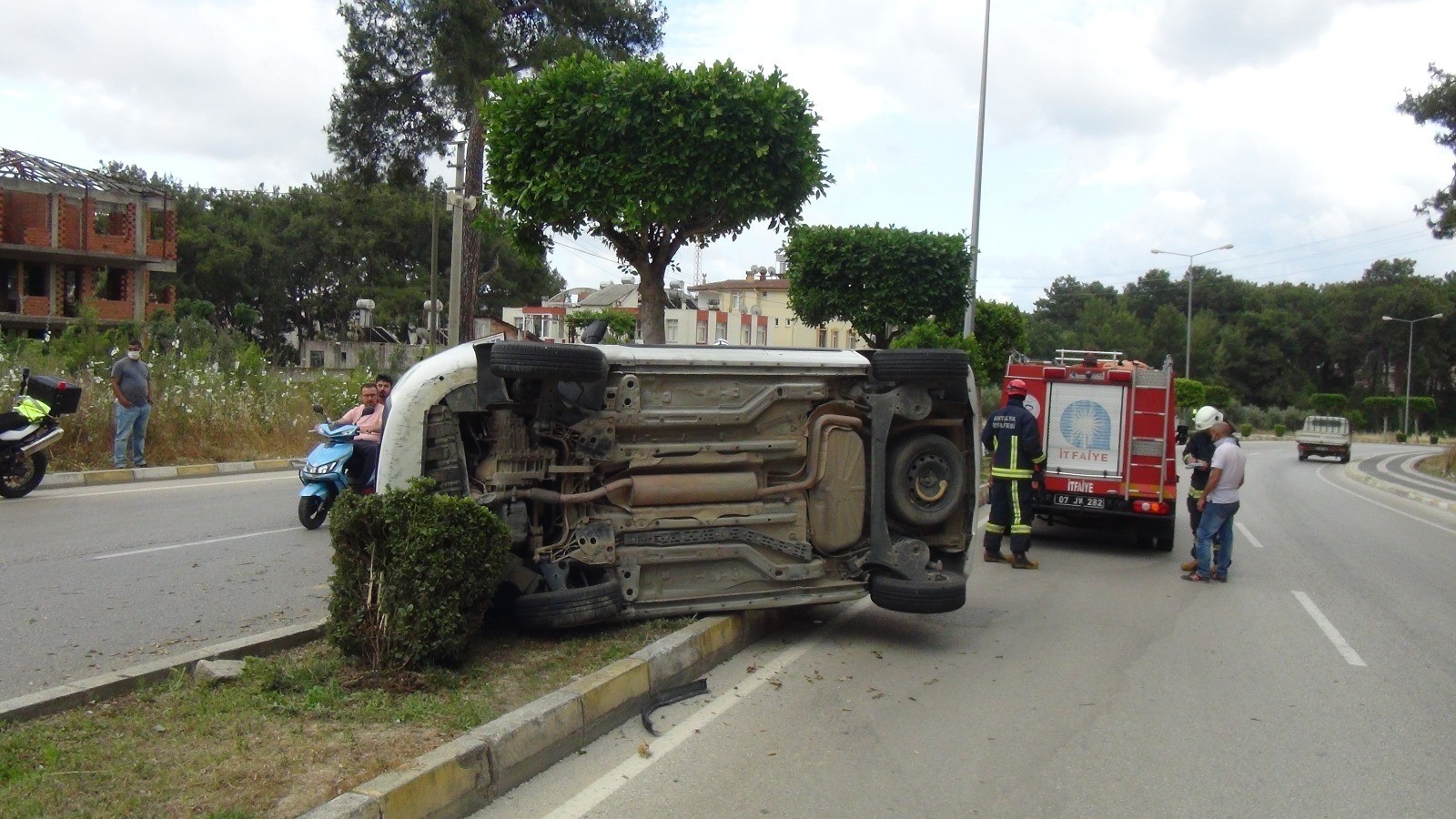 Antalya’da virajı alamayarak takla atan araç refüjdeki ağaç sayesinde karşı şeride geçmekten kurtuldu