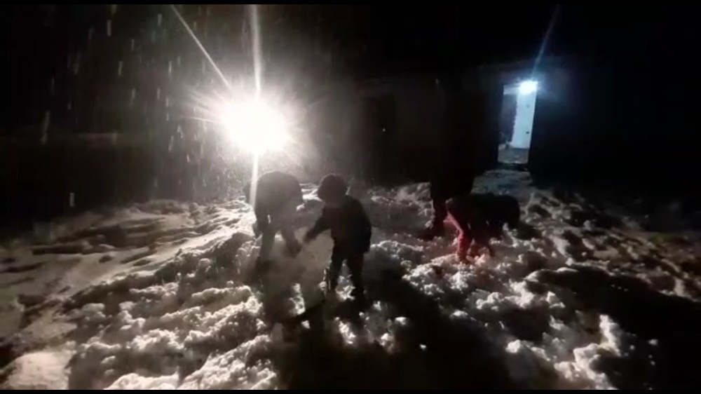 Antalya'da yağan kar mahalleliyi adeta sokağa döktü