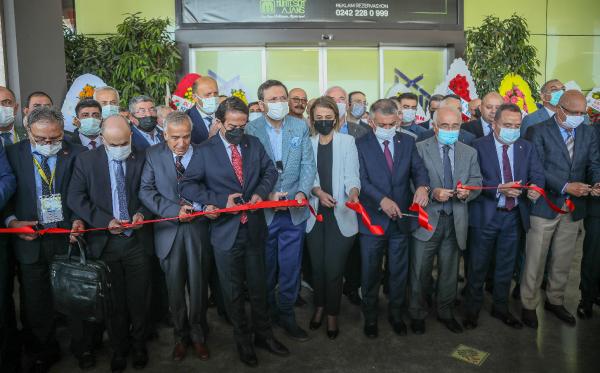 Antalya’da yaklaşık 10 bin ürünün sergide olduğu ‘Yöresel Ürünler Fuarı’ açıldı