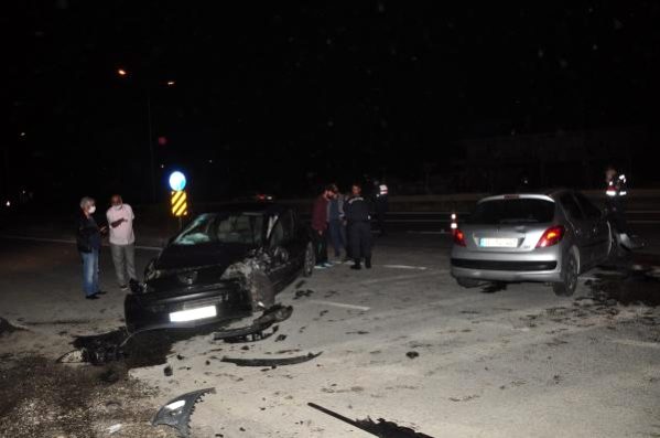 Antalya'da yasak kalktı, otomobiller çarpıştı: 4 yaralı