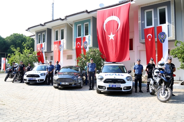 Antalya'da yaşayan Alman vatandaşı emniyete araç bağışı yaptı