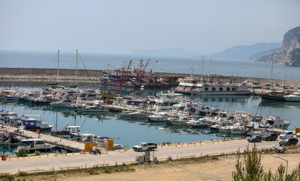 Antalya'da yat sahipleri deniz yolunun açılmasını istedi