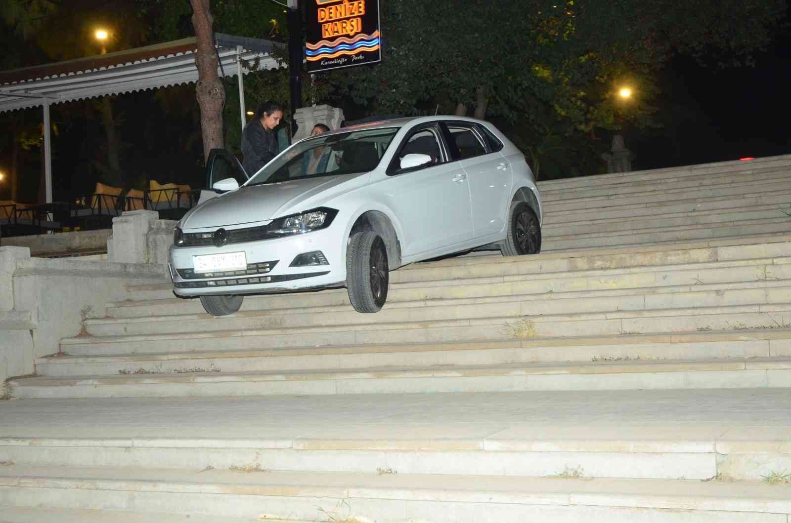Antalya’da yolu karıştıran kadın sürücü merdivenlerde asılı kaldı