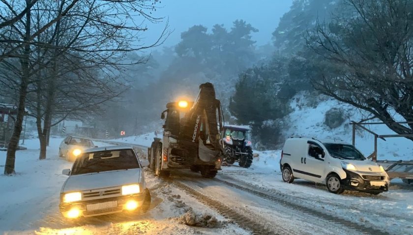 Antalya'da yüksek kesimlerde yoğun kar yağışı nedeniyle yolda kalan araçlara Konyaaltı Belediyesi ekipleri müdahale etti