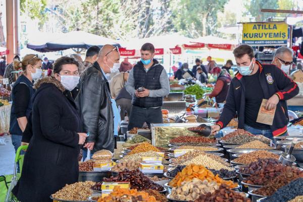 Antalya'daki semt pazarlarında ramazan öncesinde hareketlilik yaşandı.
