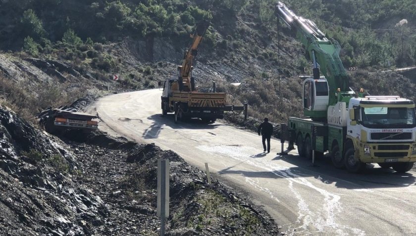 ANTALYA’DAN MERSİN’E GİDEN TIR, YOĞUN YAĞIŞTAN DOLAYI KAYGANLAŞAN YOLDA VİRAJI ALAMAYIP DEVRİLDİ