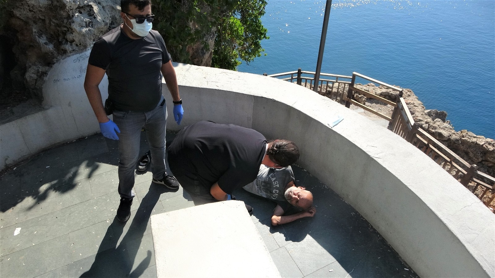 Antalya Falezlerde deniz manzarası izleyen bir kişi düşme sonucu yaralandı