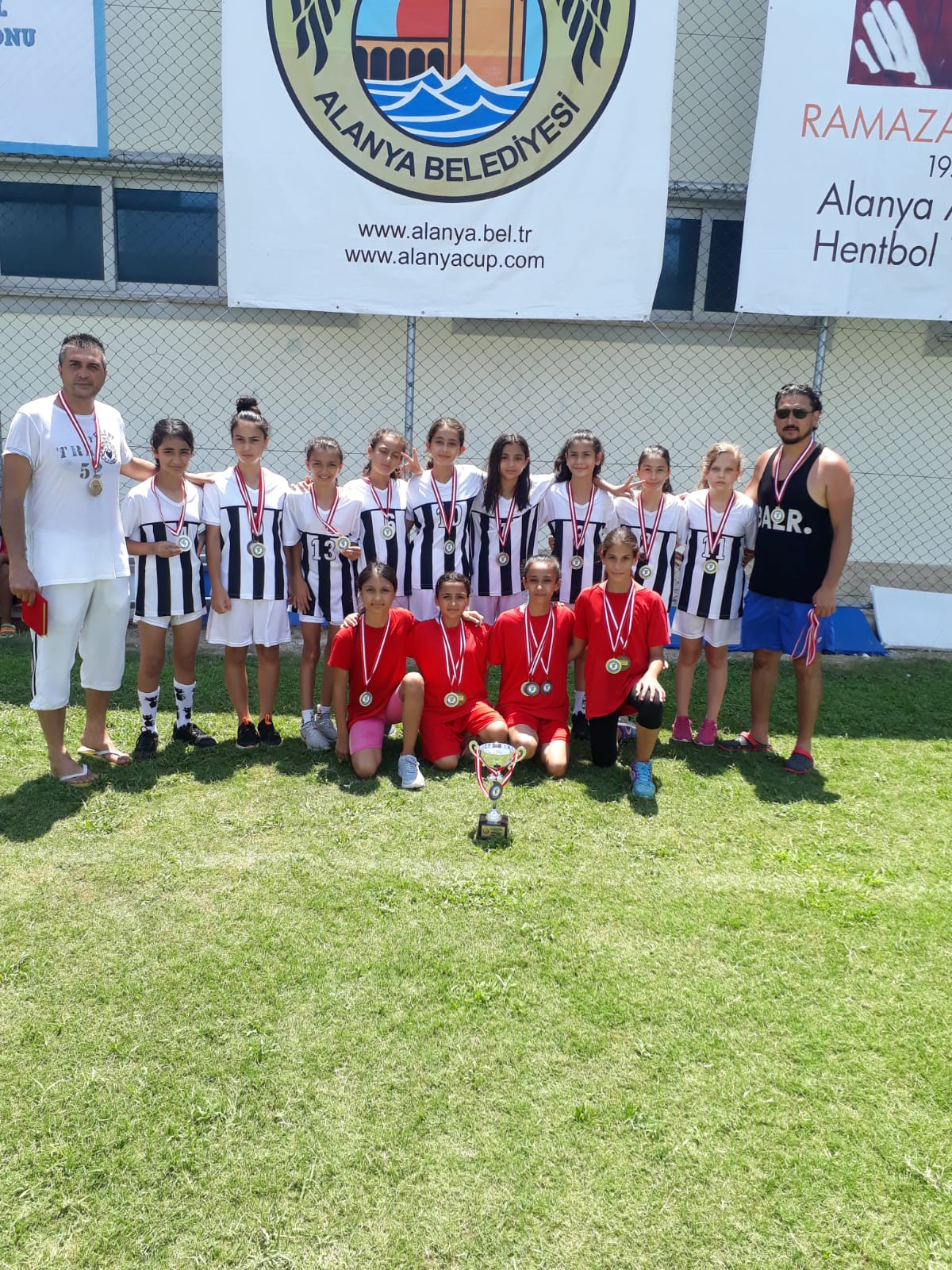 Antalya Gençlik Hizmetleri Spor Külübü Kadın Hentbol takımı yenilgisiz şampiyon oldu